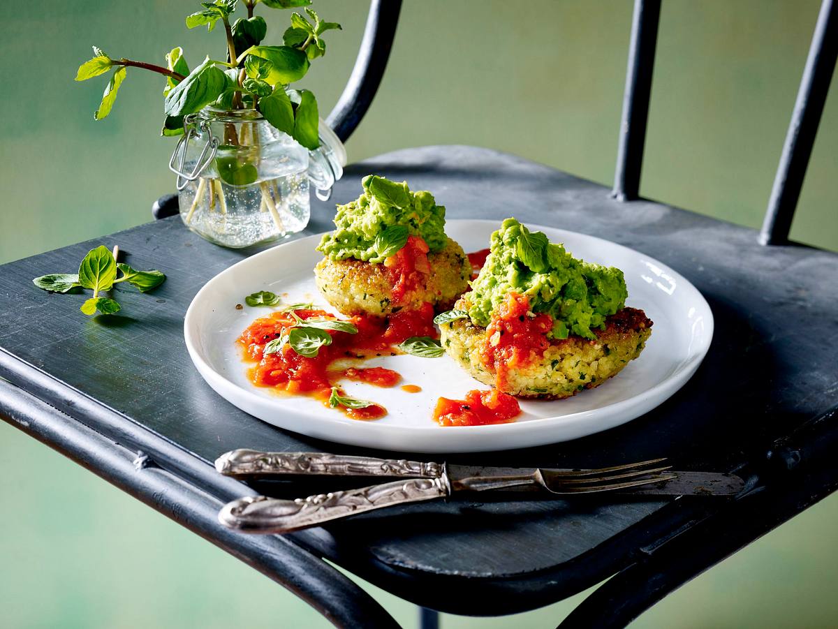 Bulgur Bratlinge auf Erbsen-Minz-Püree Rezept