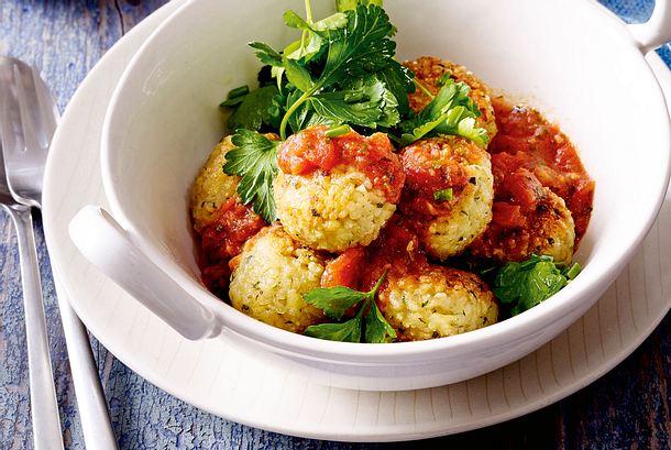 Bulgurbällchen mit Tomatensoße und Kräutersalat Rezept Bulgurbällchen mit Tomatensoße und Kräutersalat Rezept