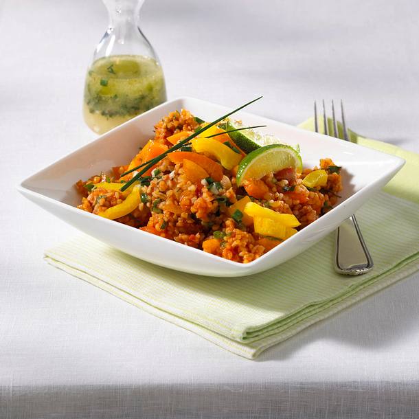 Bulgursalat mit Paprika, Petersilie in Limetten-Schnittlauch-Vinaigrette Rezept Bulgursalat mit Paprika, Petersilie in Limetten-Schnittlauch-Vinaigrette Rezept