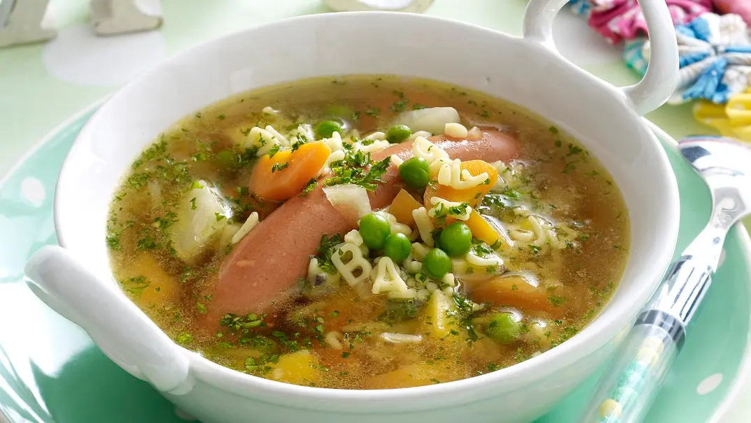 Bunte ABC-Nudelsuppe mit Würstchen und Gemüse Rezept - Foto: LECKER @ Bauer Media Group Bunte ABC-Nudelsuppe mit Würstchen und Gemüse Rezept - Foto: LECKER @ Bauer Media Group