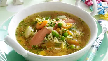Bunte ABC-Nudelsuppe mit Würstchen und Gemüse Rezept - Foto: LECKER @ Bauer Media Group Bunte ABC-Nudelsuppe mit Würstchen und Gemüse Rezept - Foto: LECKER @ Bauer Media Group