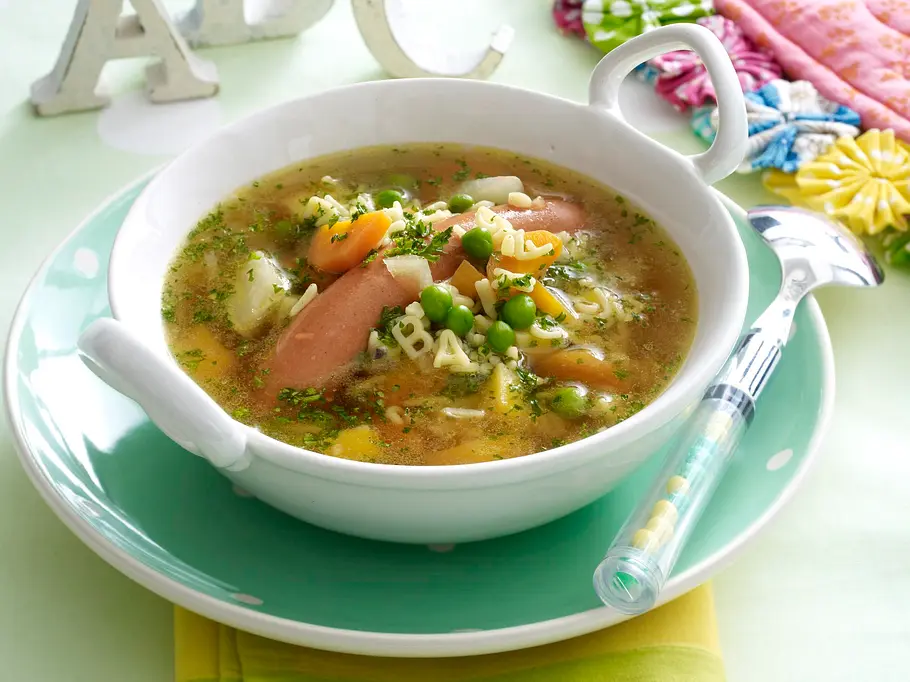 Bunte ABC-Nudelsuppe mit Würstchen und Gemüse Rezept
