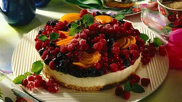 Bunte Beeren-Joghurttorte Rezept - Foto: LECKER @ Bauer Media Group Bunte Beeren-Joghurttorte Rezept - Foto: LECKER @ Bauer Media Group