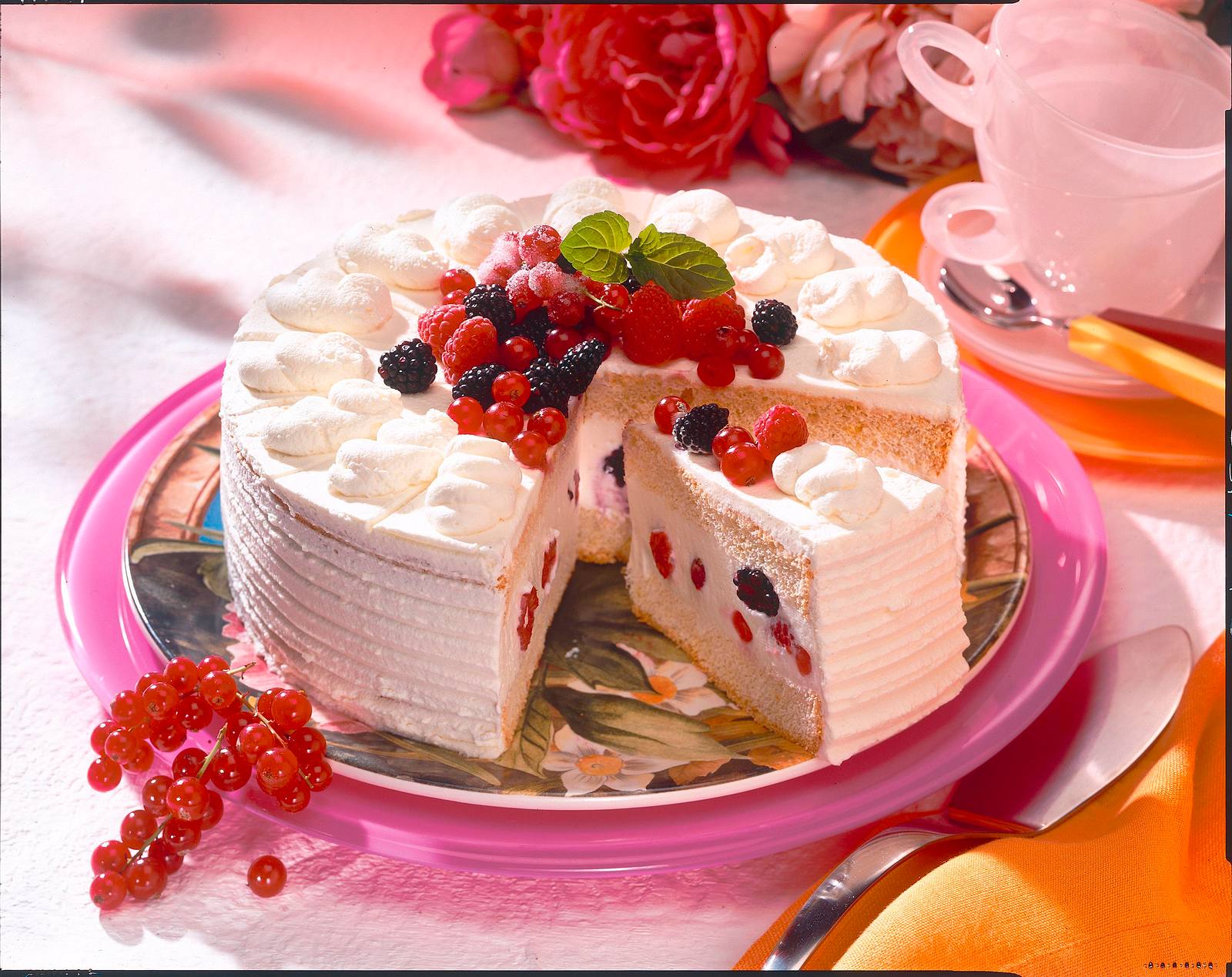 Bunte Beeren-Schmand-Torte Rezept | LECKER