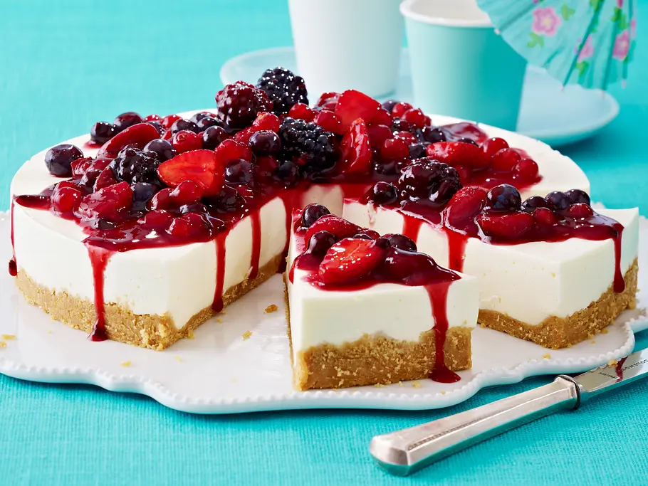 Bunte Beeren-Torte mit erfrischender Zitronenmousse Rezept