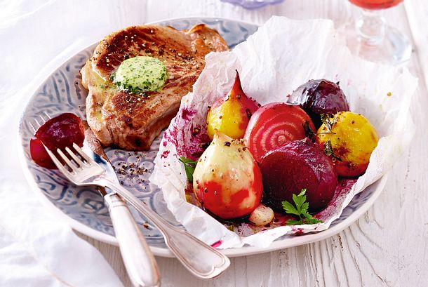 Bunte-Bete-Päckchen zu Koteletts Rezept Bunte-Bete-Päckchen zu Koteletts Rezept