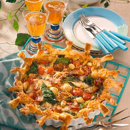 Bunte Blätterteig-Spinatquiche mit Schleifenrand Rezept Bunte Blätterteig-Spinatquiche mit Schleifenrand Rezept