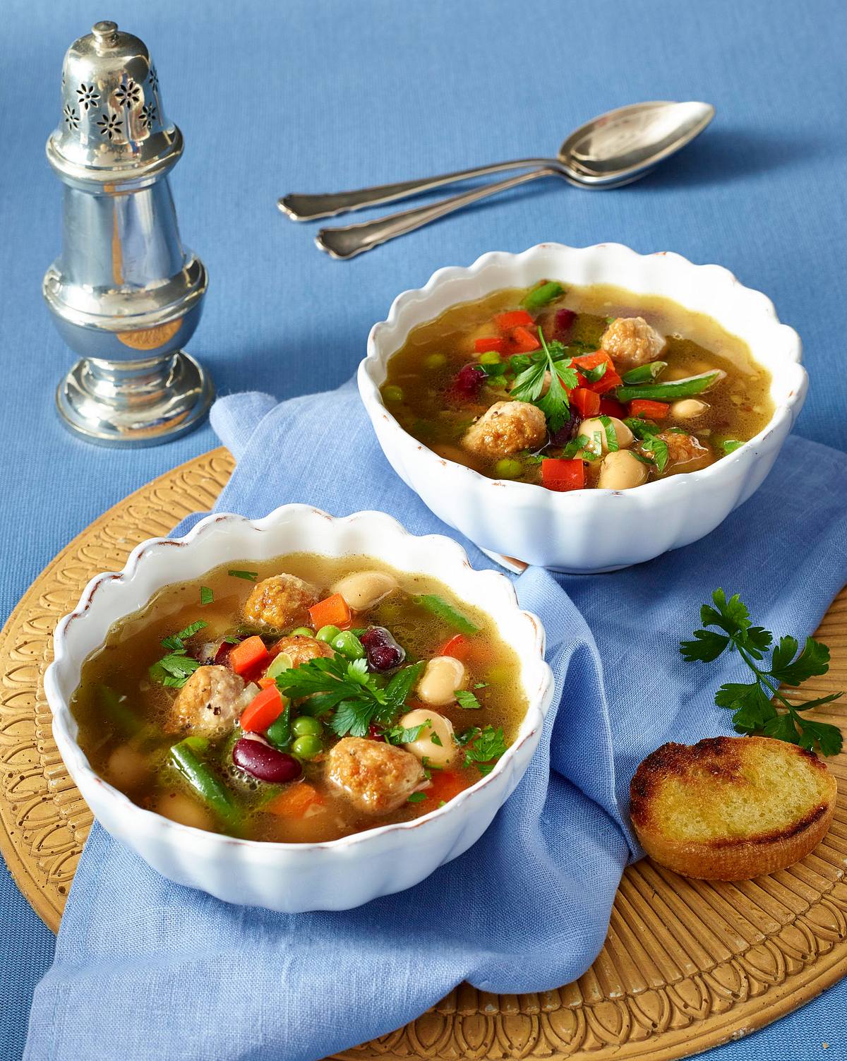 Bunte Bohnensuppe mit Bratwurst Rezept