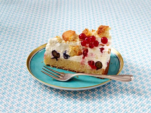 Bunte Brösel-Beerentorte mit Prosecco Rezept Bunte Brösel-Beerentorte mit Prosecco Rezept