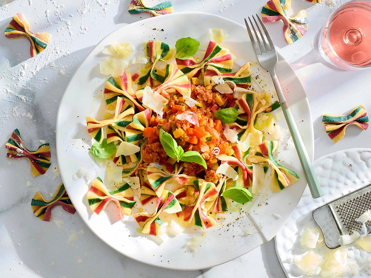 Bunte Farfalle mit Salsiccia-Ratatouille „Tricolore italiana“