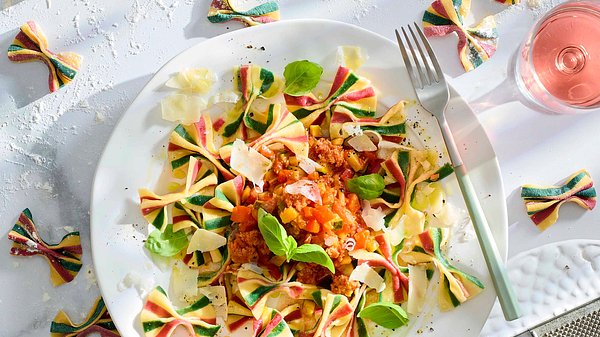 Bunte Farfalle mit Salsiccia-Ratatouille „Tricolore italiana“ - Foto: House of Food / Bauer Food Experts KG