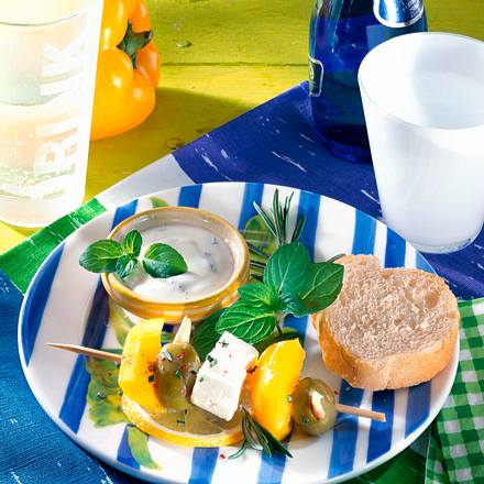 Bunte Feta-Spieße zu Minz-Dip Rezept Bunte Feta-Spieße zu Minz-Dip Rezept