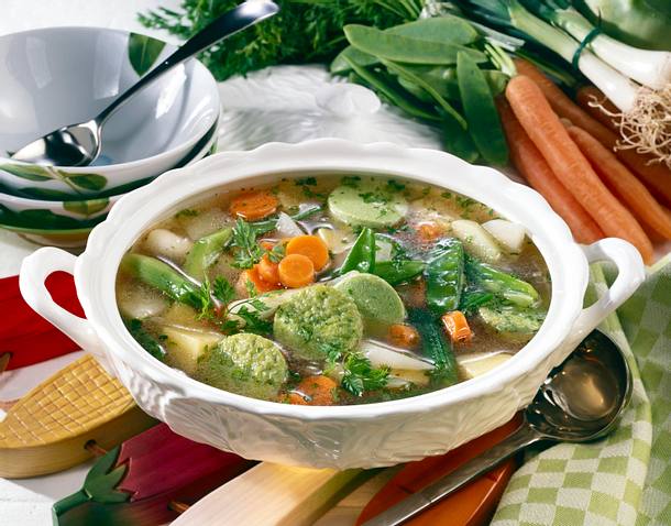 Bunte Frühlings-Gemüse-Suppe mit Kerbel-Eierstich Rezept Bunte Frühlings-Gemüse-Suppe mit Kerbel-Eierstich Rezept