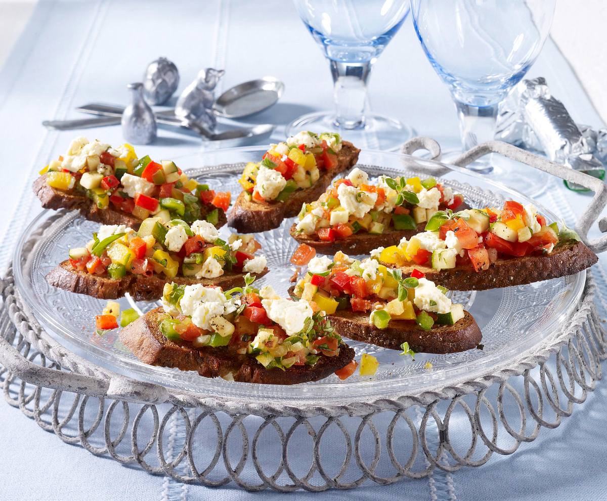 Bunte Gemüse-Crostinis mit Schafskäse Rezept