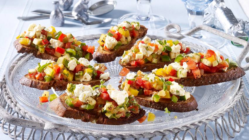 Bunte Gemüse-Crostinis mit Schafskäse Rezept - Foto: House of Food / Bauer Food Experts KG