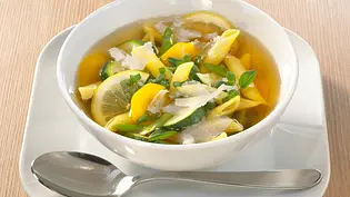 Bunte Gemüse-Nudelsuppe Rezept - Foto: LECKER @ Bauer Media Group
