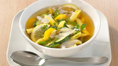 Bunte Gemüse-Nudelsuppe Rezept - Foto: LECKER @ Bauer Media Group