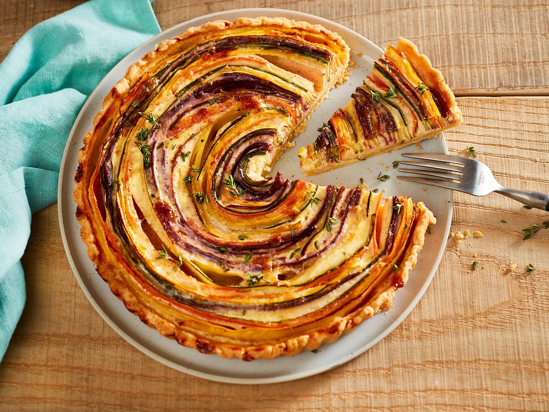 Bunte Gemüse-Quiche mit Joghurtcreme Rezept | LECKER