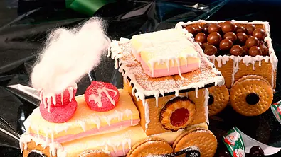Bunte Kekslokomotive mit Tender Rezept - Foto: LECKER @ Bauer Media Group