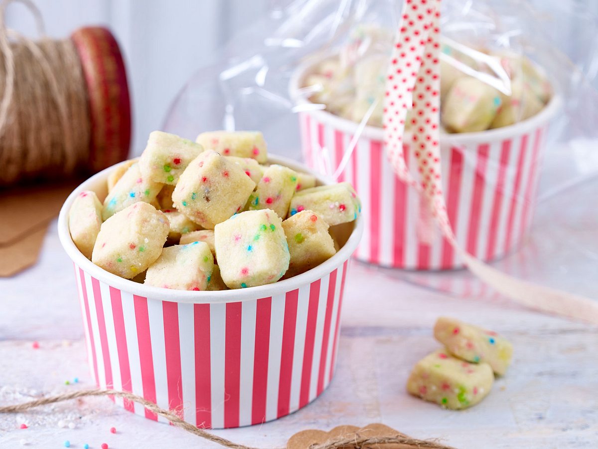 Bunte Kekswürfel mit Zuckerperlen Rezept