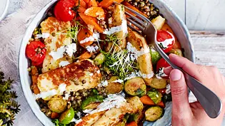 Bunte Linsenbowl mit gebackenem Halloumi Rezept - Foto: LECKER @ Bauer Media Group Bunte Linsenbowl mit gebackenem Halloumi Rezept - Foto: LECKER @ Bauer Media Group