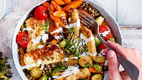 Linsenbowl mit gebackenem Halloumi - Foto: LECKER @ Bauer Media Group