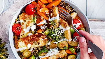 Linsenbowl mit gebackenem Halloumi - Foto: LECKER @ Bauer Media Group Linsenbowl mit gebackenem Halloumi - Foto: LECKER @ Bauer Media Group
