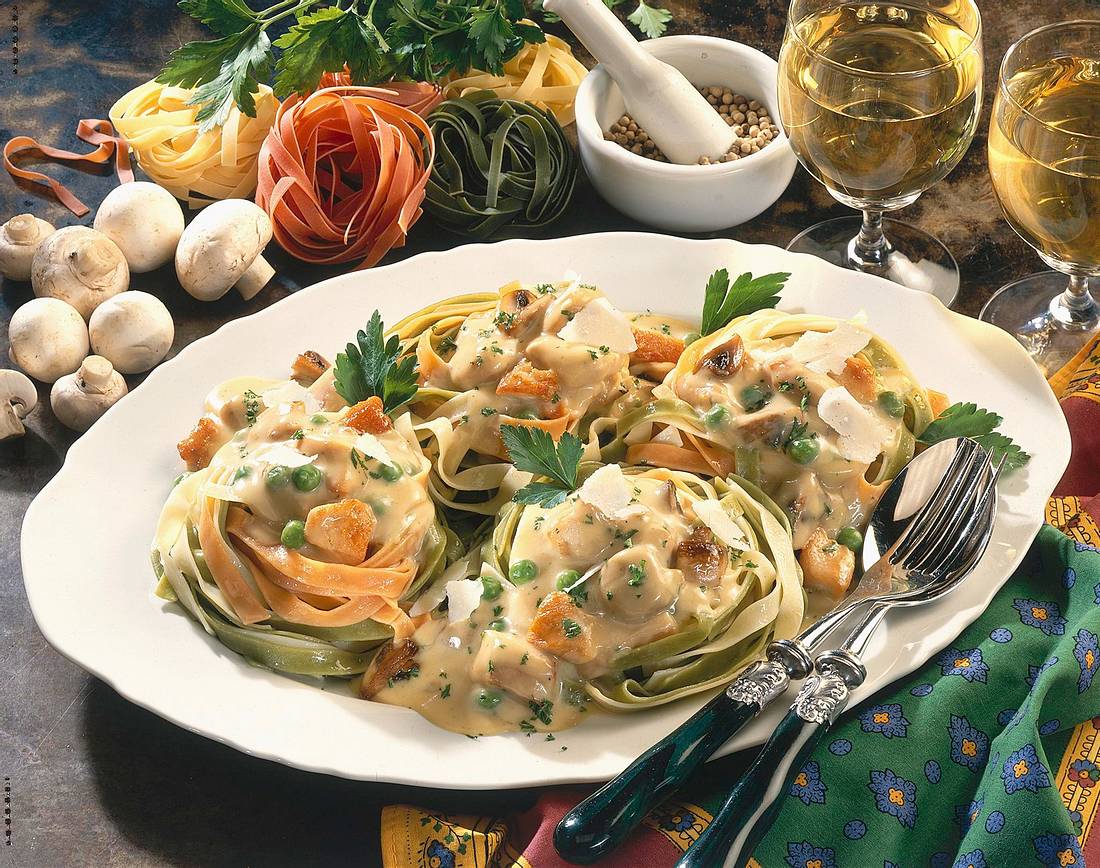 Bunte Nudelnester mit Hähnchenragout Rezept | LECKER