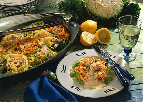 Bunte Nudelnester mit Lachs auf Wirsing Rezept Bunte Nudelnester mit Lachs auf Wirsing Rezept