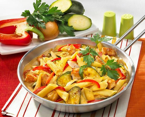 Bunte Nudelpfanne mit Putenwürfeln Rezept Bunte Nudelpfanne mit Putenwürfeln Rezept