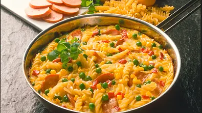 Bunte Nudelpfanne mit Wurst Rezept - Foto: LECKER @ Bauer Media Group
