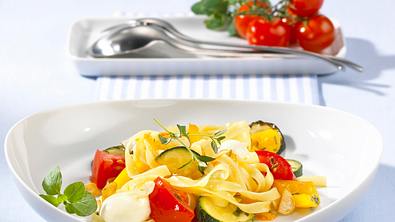 Bunte Nudelpfanne mit Zucchini, Tomaten, Mozzarellakugeln und Kräutern der Provence Rezept - Foto: LECKER @ Bauer Media Group