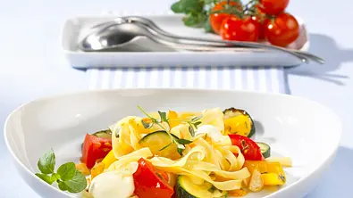 Bunte Nudelpfanne mit Zucchini, Tomaten, Mozzarellakugeln und Kräutern der Provence Rezept - Foto: LECKER @ Bauer Media Group