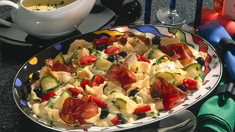 Bunte Nudelplatte mit Thymian-Sahne-Soße Rezept - Foto: Neckermann