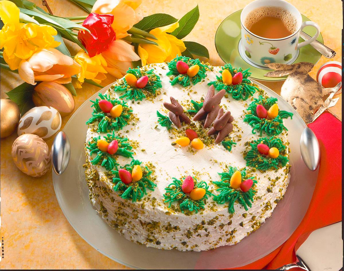 Bunte Ostertorte mit Himbeerfüllung Rezept