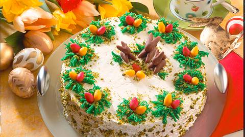 Bunte Ostertorte mit Himbeerfüllung Rezept - Foto: Horn