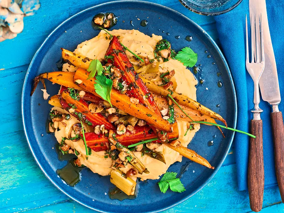 Bunte Röstmöhren auf Haselnuss-Kartoffelpüree Rezept Bunte Röstmöhren auf Haselnuss-Kartoffelpüree Rezept