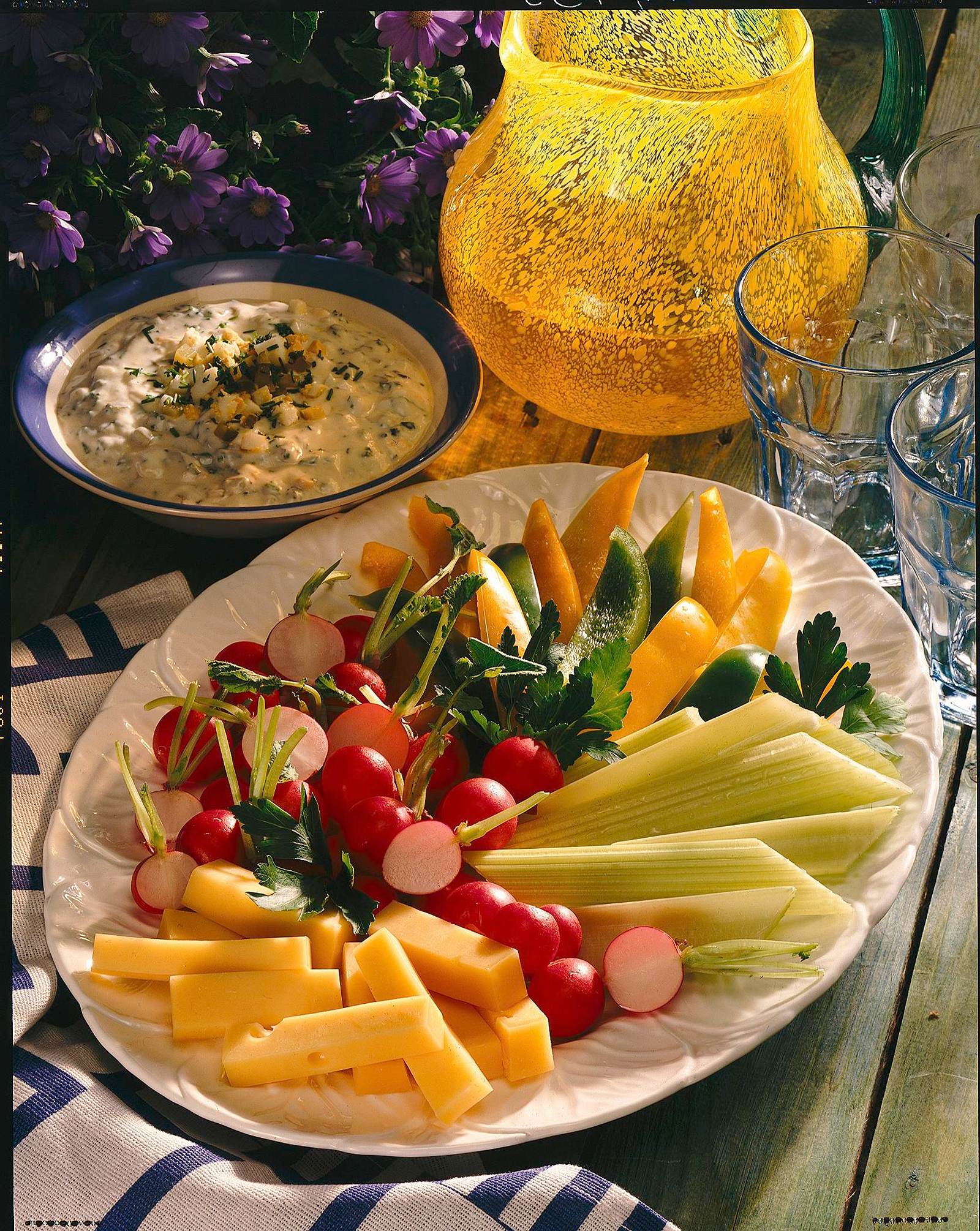 Bunte Rohkostplatte mit leichter Remoulade Rezept | LECKER