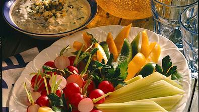 Bunte Rohkostplatte mit leichter Remoulade Rezept - Foto: LECKER @ Bauer Media Group