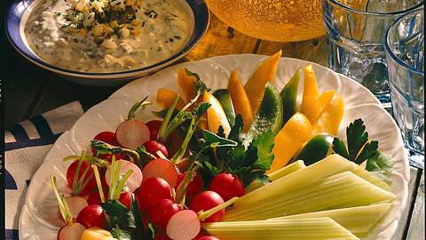 Bunte Rohkostplatte mit leichter Remoulade Rezept - Foto: Neckermann