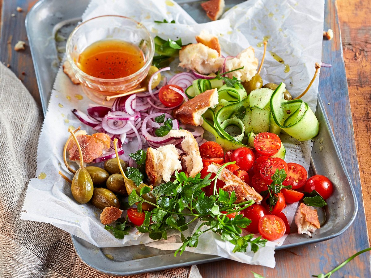 Bunte Salatplatte alla panzanella Rezept