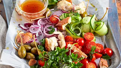 Bunte Salatplatte alla panzanella Rezept - Foto: LECKER @ Bauer Media Group