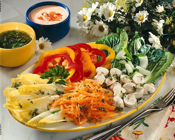 Bunte Salatplatte mit zwei Soßen Rezept