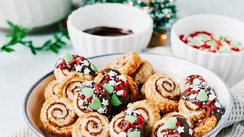 Bunte Schweineöhrchen mit Schokoglasur und Zuckerstreuseln - Foto: ShowHeroes