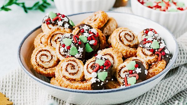 Bunte Schweineöhrchen mit Schokoglasur und Zuckerstreuseln - Foto: ShowHeroes