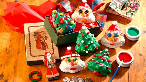 Bunte Tannenbäume und Weihnachtsmänner Rezept - Foto: Horn