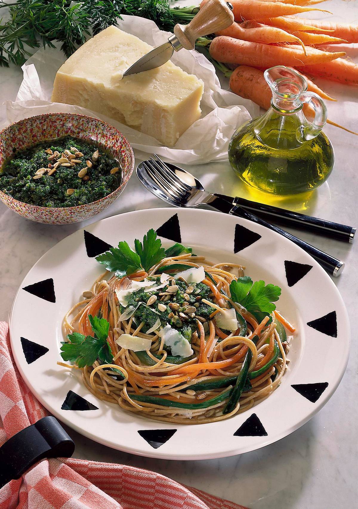 Bunte Vollkorn-Spaghetti mit Petersilien-Sonnenblumenkerne Rezept