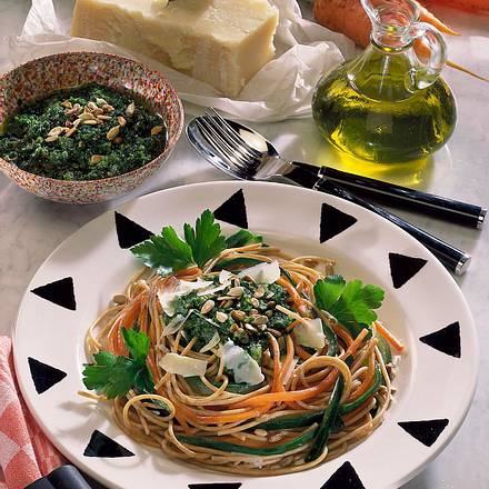 Bunte Vollkorn-Spaghetti mit Petersilien-Sonnenblumenkerne Rezept