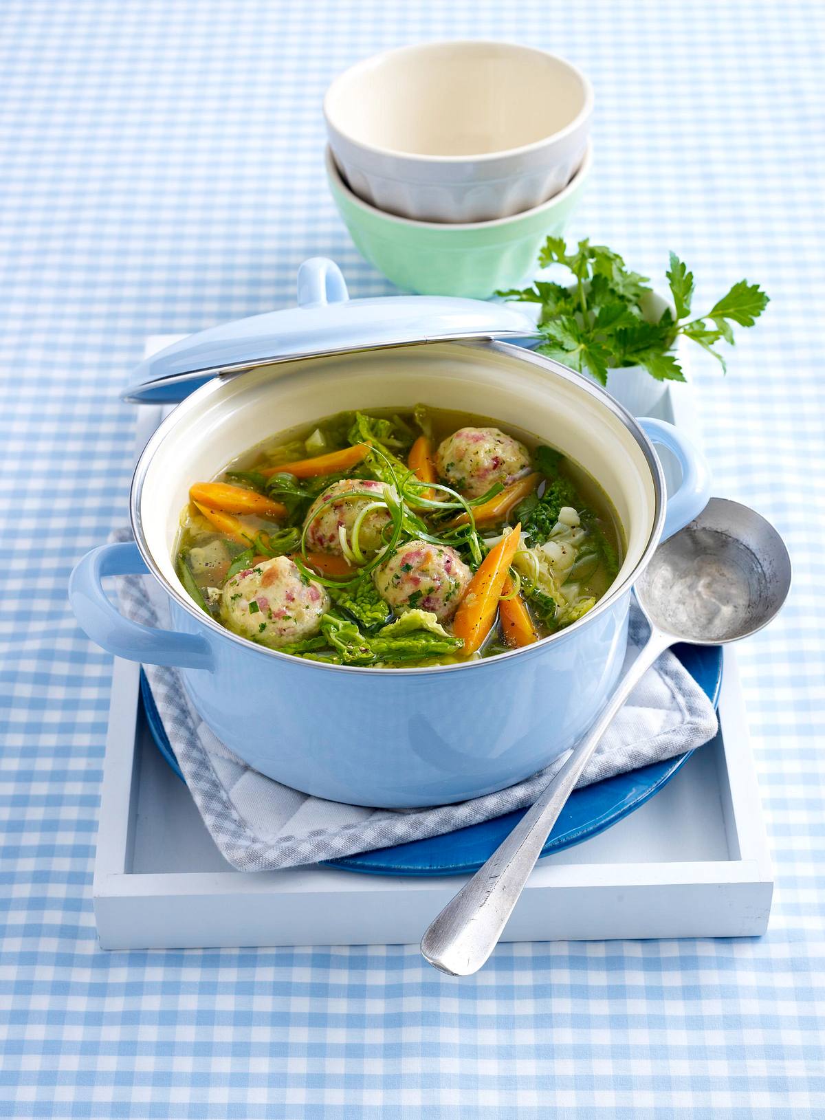 Bunte Wirsingkohlsuppe mit Speckknödeln Rezept