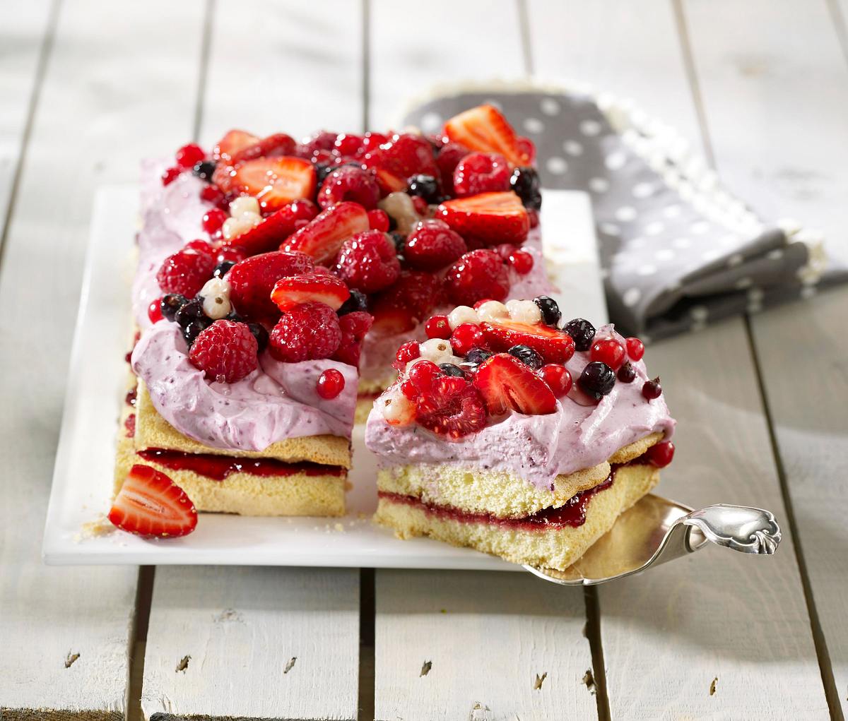 Bunter Beeren-Blechkuchen Rezept